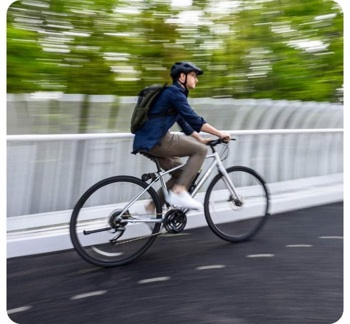 Fahrradfahrer mit kompakter Motorunterstützung im Alltag